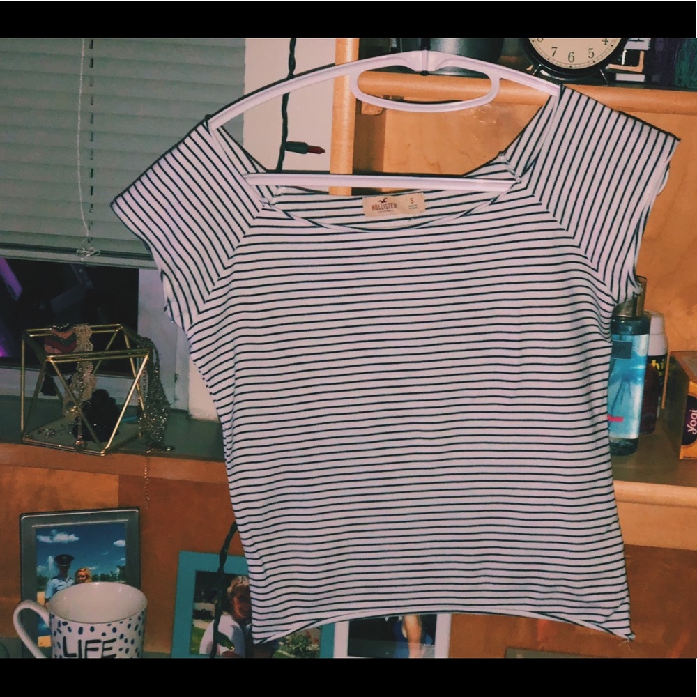 Cropped white and black striped Hollister shirt